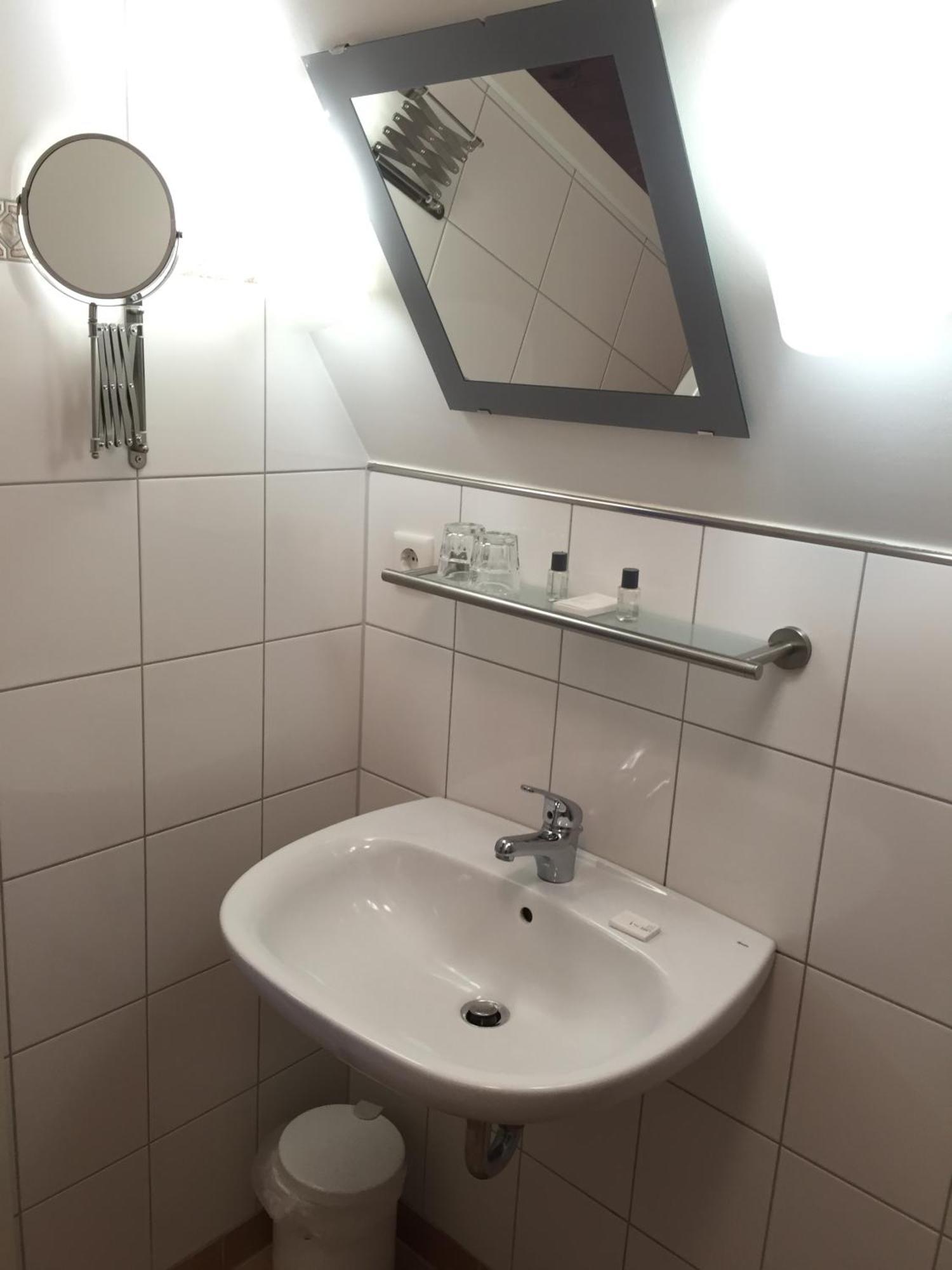 Barcelona Bed & Breakfast Düsseldorf Rum bild