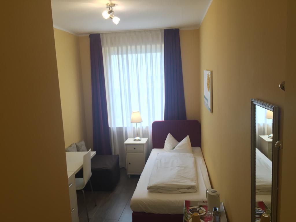 Barcelona Bed & Breakfast Düsseldorf Rum bild